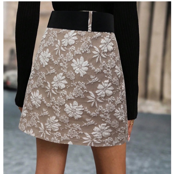 Classic Floral Print Zip up Mini Skirt - Picture 5 of 9